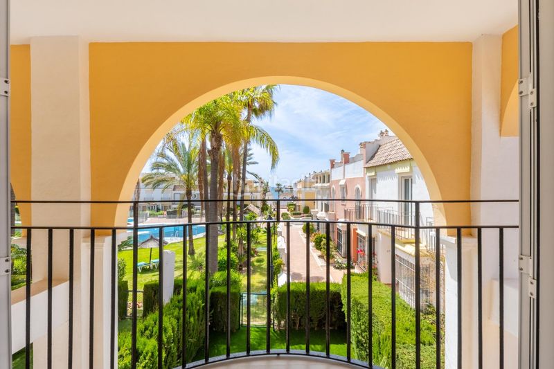 Foto 496a7494-e0a1-4a88-95b7-a78bff5124cb. Casa adossada amb aparcament piscina a bahía de Marbella Marbella