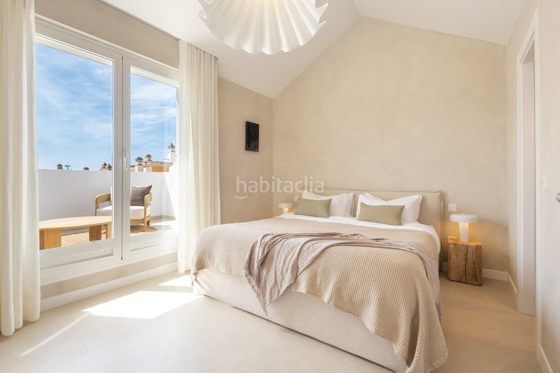 Foto 517f413d-f74e-42a0-b1a3-bf943eb2247f. Casa adossada amb aparcament piscina a bahía de Marbella Marbella