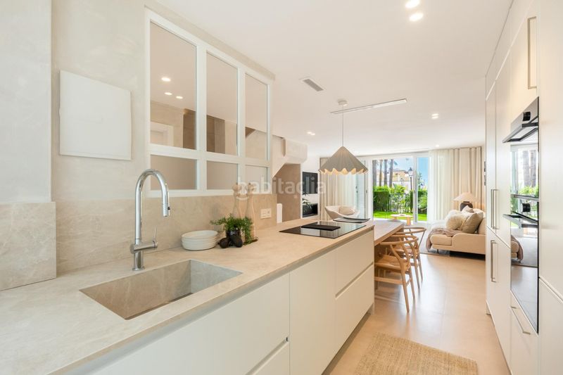 Foto bcbd5c93-d298-4c96-ab14-e1f920897bbd. Casa adossada amb aparcament piscina a bahía de Marbella Marbella