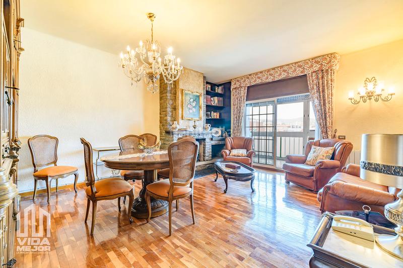 Foto be31ab12-386e-4a31-bd0c-d1888756bb99. Attico con camino riscaldamento in Passeig Maragall Gavà