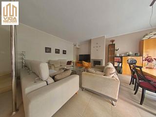 Location Maison  Avinguda de les bòbiles. Vida mejor inmobiliaria presenta esta acogedora casa adosada a t