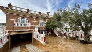 Chalet  Calle calle molinillo. Dlr 1572  amplio terreno con chalet de 7 dormitorios y 4 baños