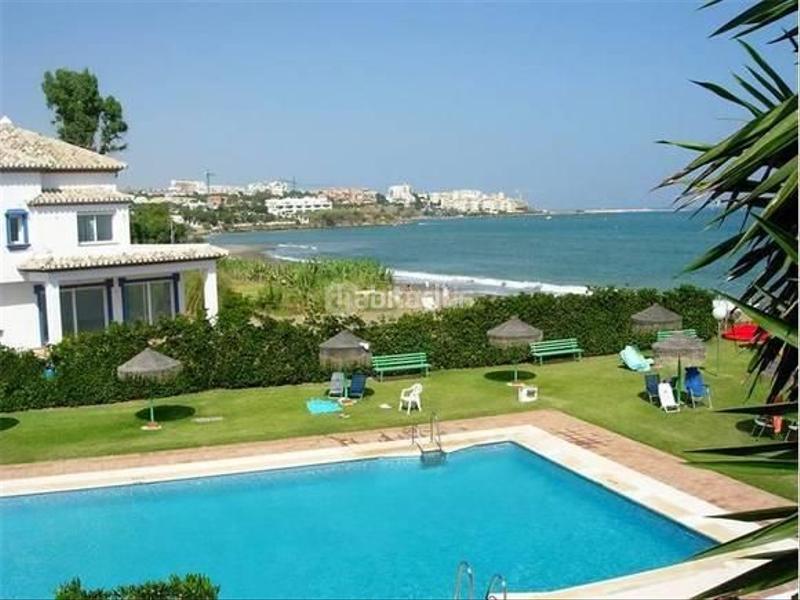 Foto c38dcb88-225c-4351-be25-dc5d4e956fab. Alquiler piso apartamento de lujo en alquiler en primera línea de playa urbanización privilegiad en Estepona