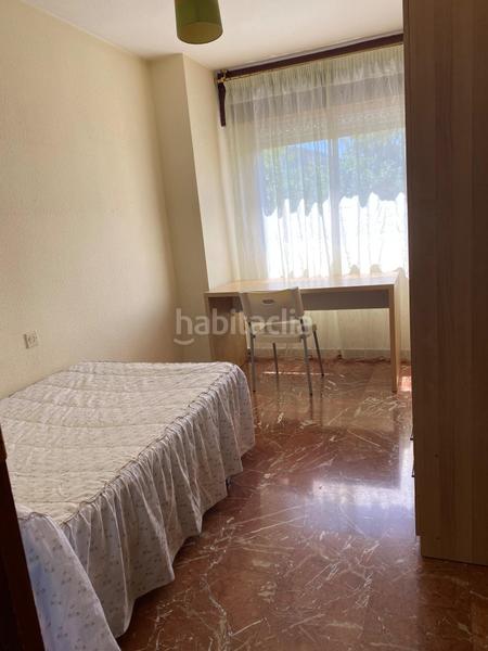 Foto 4ee51f3f-b50c-440a-91a2-10563b49e7d3. Alquiler piso amplio y cómodo piso de 4 dormitorios ideal para estudiantes zona San Francisco Javier calle ribera del beiro comunidad incluid en Granada