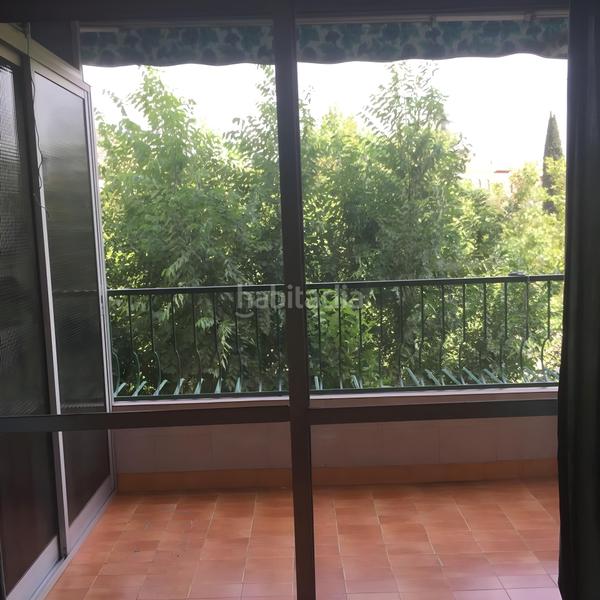 Foto 5ed7cd5b-97a9-4697-a856-f5c6b783d673. Alquiler piso amplio y cómodo piso de 4 dormitorios ideal para estudiantes zona San Francisco Javier calle ribera del beiro comunidad incluid en Granada