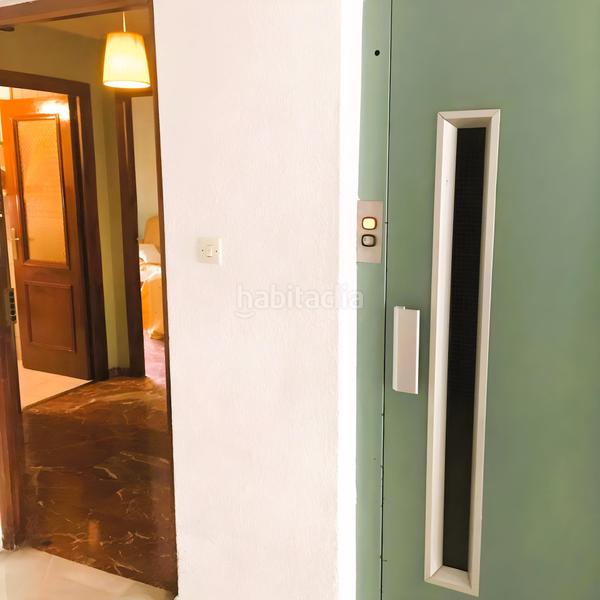 Foto a6e92e1e-d5fd-4751-be49-782460e2a256. Alquiler piso amplio y cómodo piso de 4 dormitorios ideal para estudiantes zona San Francisco Javier calle ribera del beiro comunidad incluid en Granada