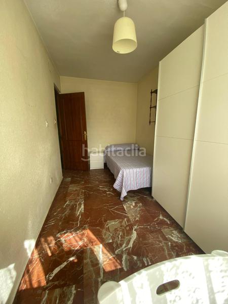 Foto ff61eb1e-ee01-4571-b519-50da98c6ad93. Alquiler piso amplio y cómodo piso de 4 dormitorios ideal para estudiantes zona San Francisco Javier calle ribera del beiro comunidad incluid en Granada