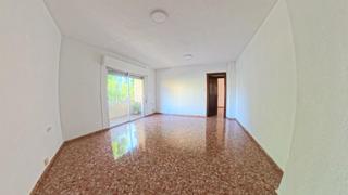 Lloguer Pis  Avenida blas de otero. Cómodo piso de 4 dormitorios en alquiler sin muebles  zona marac