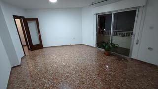 Lloguer Pis  Avenida blas de otero. Cómodo piso de 4 dormitorios en alquiler sin muebles  zona marac