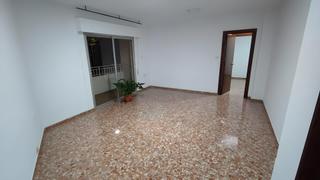 Lloguer Pis  Avenida blas de otero. Cómodo piso de 4 dormitorios en alquiler sin muebles  zona marac