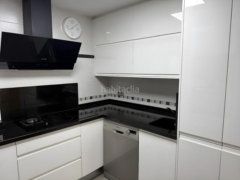 Foto 26bd8028-2e94-41d0-895a-90a287c0f397. Alquiler piso  en alquiler en la rosaleda c pintor fernando belda, 4 hab., garaje incluido ref dlr00116 en Granada