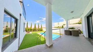 Rent Semi detached house  Calle charinas. Casa de alto standing en alquiler temporal  5 dormitorios  ofici