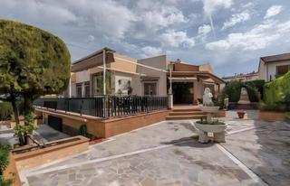 Casa adosada  Calvario. Chalet independiente con piscina, gran sótano y jardín en pleno