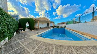 Casa adossada  Calvario. Chalet independiente con piscina, gran sótano y jardín en pleno