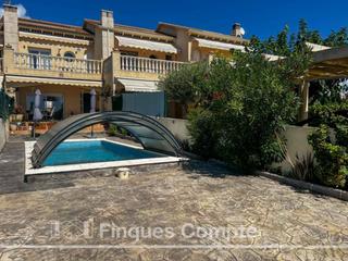 Casa adossada  La barquera. Adosada a 50 metros de la playa.