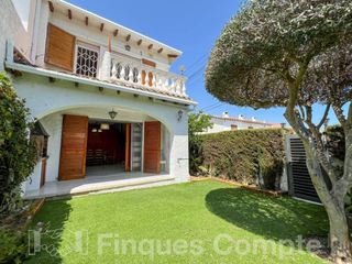 Maison jumelée  Calle vallespir. Casa adosada en venta en roda de berà