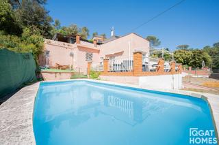 House in La Floresta. Vivienda a reformar con gran potencial en entorno luminoso y pri