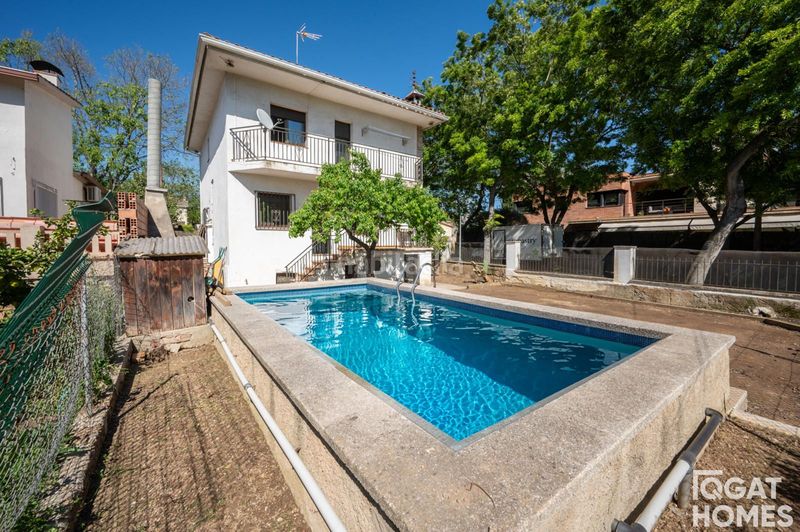 Foto 5881985f-bd17-4298-9c50-6912c85487e7. Casa amb calefacció aparcament piscina a Mira-sol Sant Cugat del Vallès