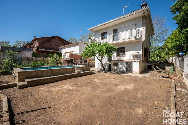 Foto df9a06a9-e491-4b2d-af58-8b516a6dc7fa. Casa amb calefacció aparcament piscina a Mira-sol Sant Cugat del Vallès