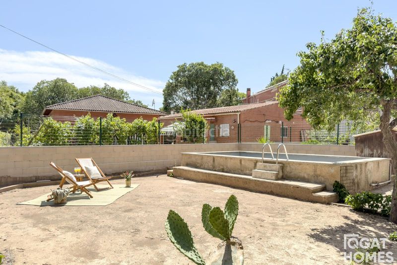 Foto f7f7fec6-903b-4d72-8380-d0cd449194ee. Casa amb calefacció aparcament piscina a Mira-sol Sant Cugat del Vallès