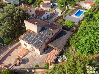 Chalet  Arbustos. Chalet independiente con piscina y placas solares en la floresta