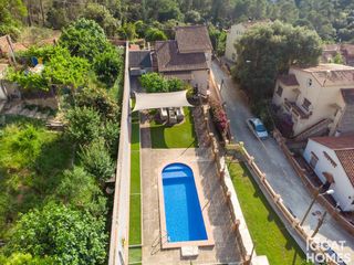 Xalet  Arbustos. Chalet independiente con piscina y placas solares en la floresta