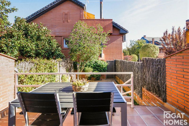 Foto 08253d0d-c7c8-4978-90f1-3808583ec868. Casa adossada amb calefacció aparcament a Eixample Sant Cugat del Vallès