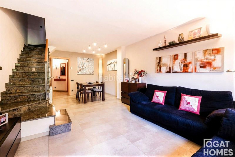 Foto a53d10fb-2de7-4a67-b089-b60bed14b610. Casa adossada amb calefacció aparcament a Eixample Sant Cugat del Vallès