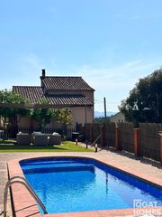 Chalet  Arbustos. Chalet independiente con piscina y placas solares en la floresta