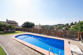 Chalet  Arbustos. Chalet independiente con piscina y placas solares en la floresta