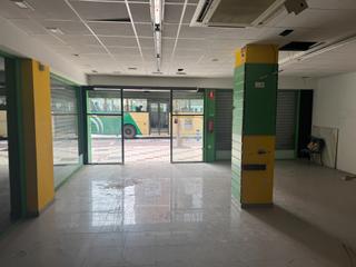 Lloguer Local Comercial a Parque Ayala - Jardín de la Abadía - Huelín. Se alquila local comercial de 645m² y más de 50 metros lineales