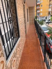 Maison jumelée  Calle doctor fleming. Se vende casa mata en 2 plantas con 4 habitaciones 1 baño y 2 te