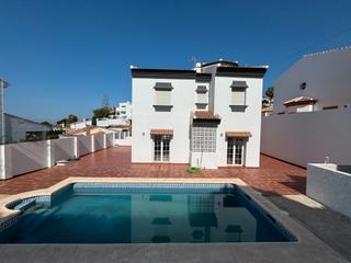 Chalet  Calle hermanos lvarez quintero. Se vende chalet independiente de 250m construidos, 4 habitacion