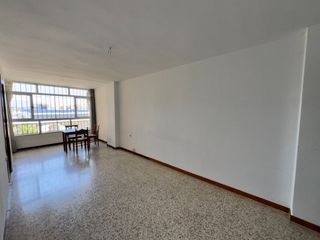 Pis a Calle eslava 14. Piso de 2 dormitorios y 2 baños reformados en el perchel, frente