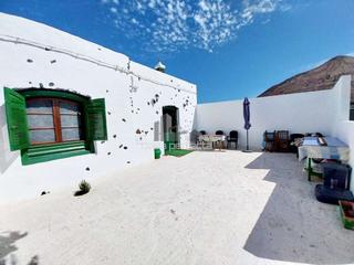 Masia a Tinajo. Encantadora casa de 1 dormitorio con terreno para construcción e