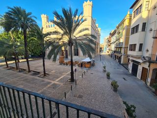 Rent Flat in La Llotja-Born. Bonito piso en excelente zona en la lonja