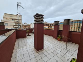Rent Penthouse in Bons Aires. Bonito ático tipo dúplex con terraza solarium en zona 31 de dici