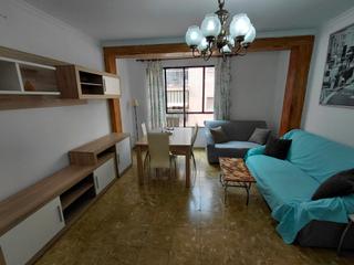 Rent Flat in Bons Aires. Bonito piso de 3 habitaciones amueblado en zona blanquerna