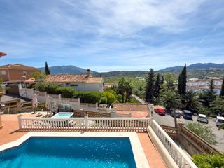 Chalet in Coín. Encantadora casa de 5 dormitorios y 3.5 baños en una ubicación p