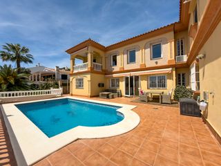 Chalet in Coín. Encantadora casa de 5 dormitorios y 3.5 baños en una ubicación p