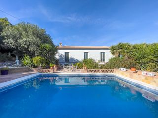 Masia a Coín. Cortijo reformado de 5 habitaciones en coín con plantación de ag
