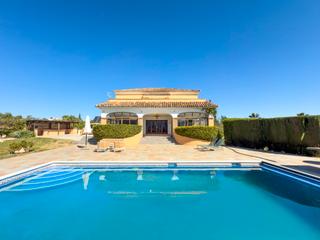 Casa a Villafranco del Guadalhorce. Villa moderna en el campo con instalaciones ecuestres / modern v