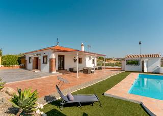 Chalet à Coín. Encantadora villa independiente de 3 dormitorios con piscina y v