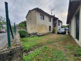 Haus in Posada-Barro. Casa con jardín en balmori