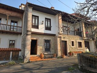 Casa  Andrín. Casa de piedra en andrín