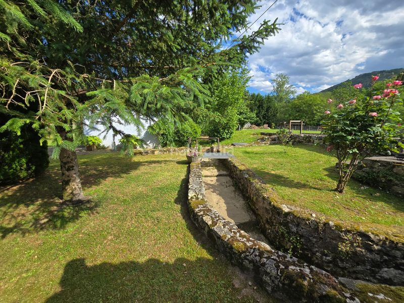 Foto f6b09b3c-0109-44aa-b1e5-0b05f798d046. Edifici a Cangas de Onís
