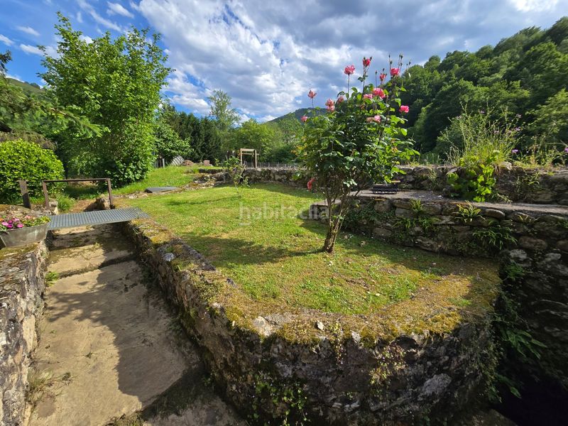 Foto f78685f6-751c-4186-82d0-dced7901eb93. Edifici a Cangas de Onís