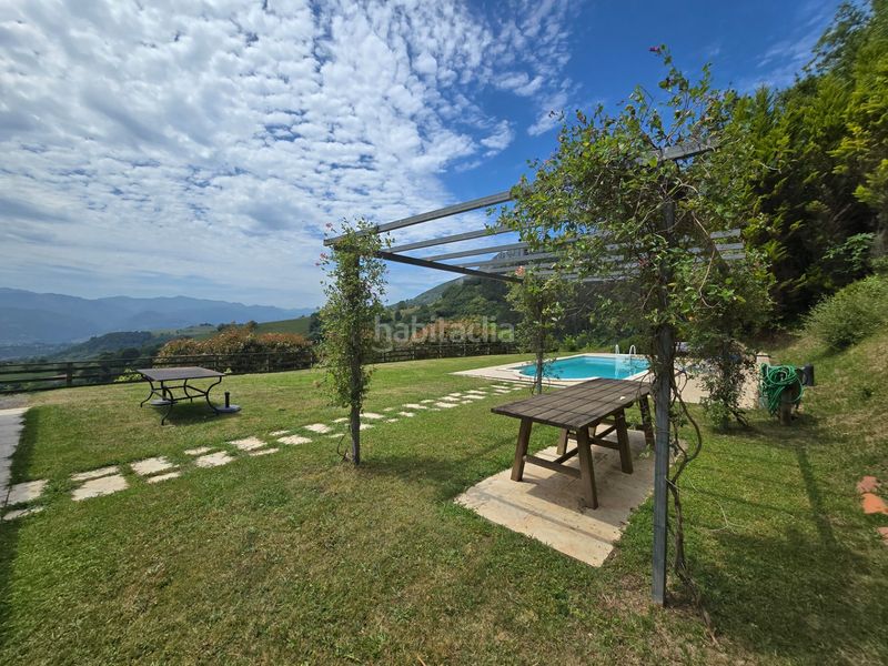 Foto 5cda14d7-0ad6-46a2-9d4a-b19bef538732. Casa amb piscina a Parres