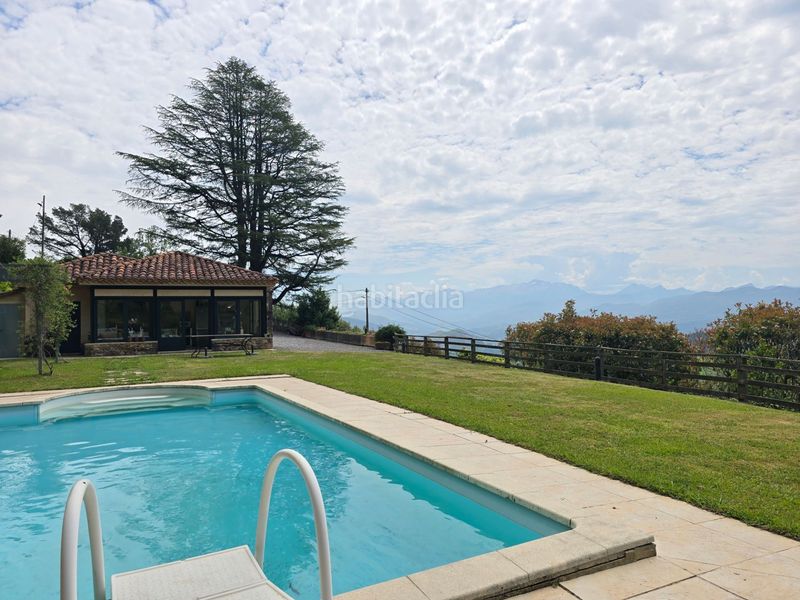 Foto f64b338b-0eb1-43bc-8ab1-1deee97dc797. Casa amb piscina a Parres