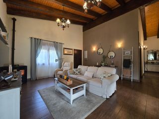 Casa en Ribadesella. Chalet de una sola planta con vistas y jardín